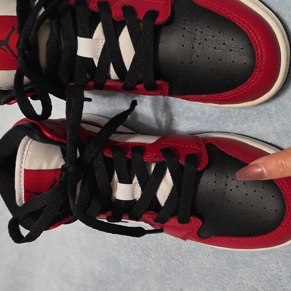 Air Jordan 2020 1 Mid GS 'Chicago Black Toe Size 4Y - Picture 5 of 12